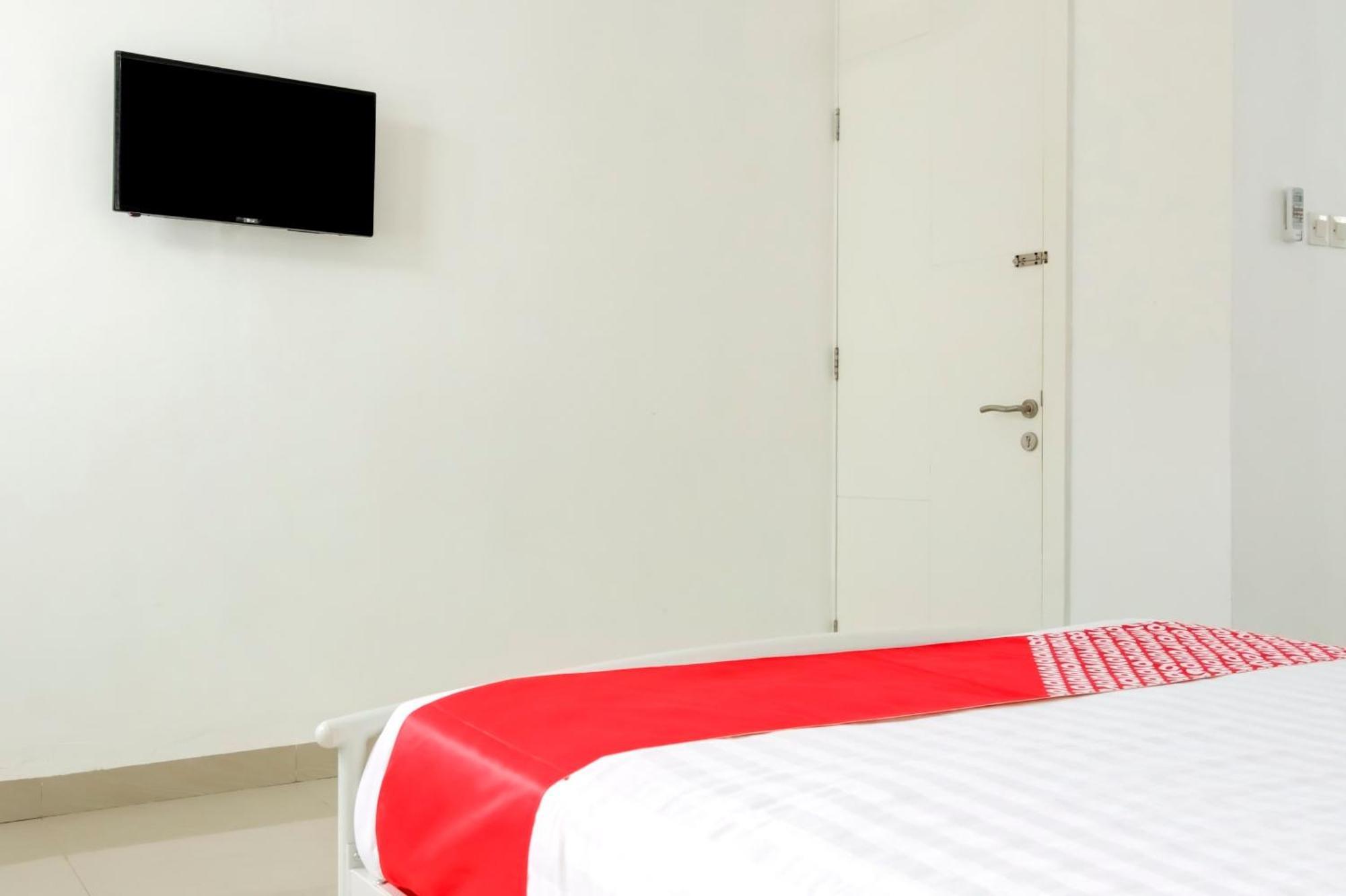 Hotel O Panakkukang Near Mall Panakkukang Formerly Golden White House Makassar Bagian luar foto