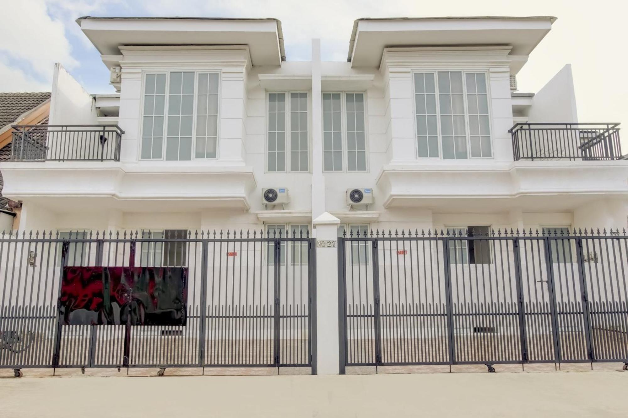 Hotel O Panakkukang Near Mall Panakkukang Formerly Golden White House Makassar Bagian luar foto